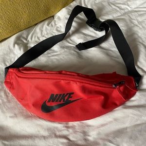 NIKE Heritage Hip Pack